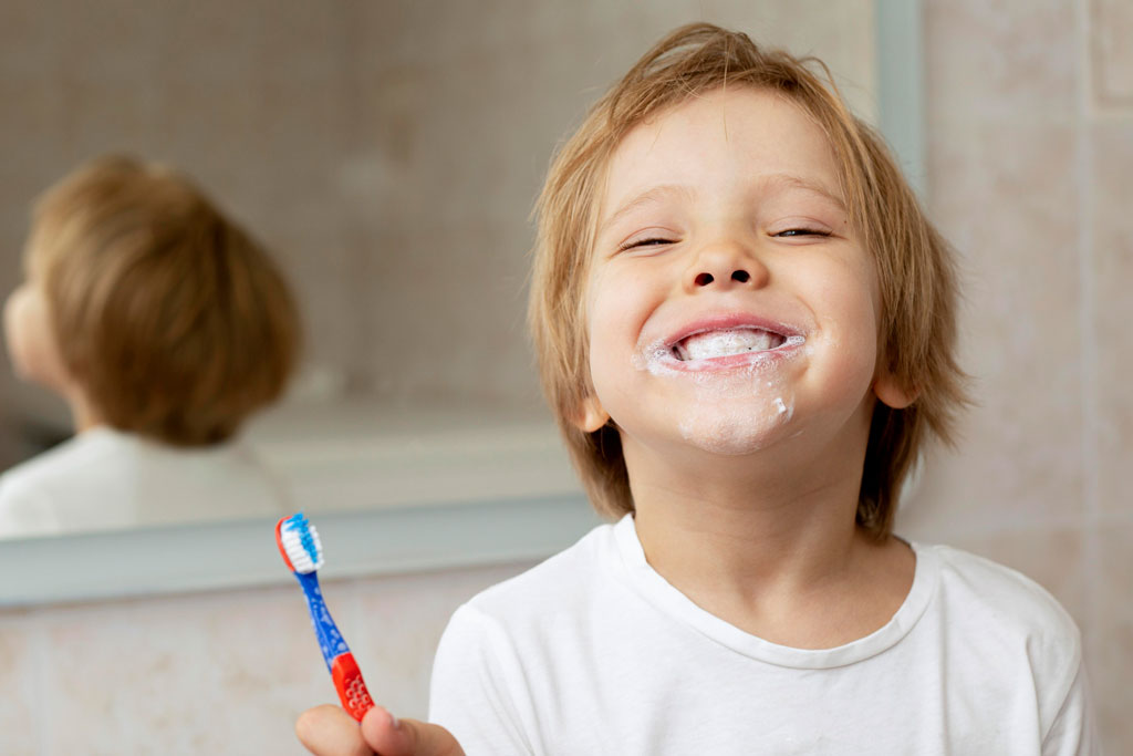 Kind putzt sich die Zähne